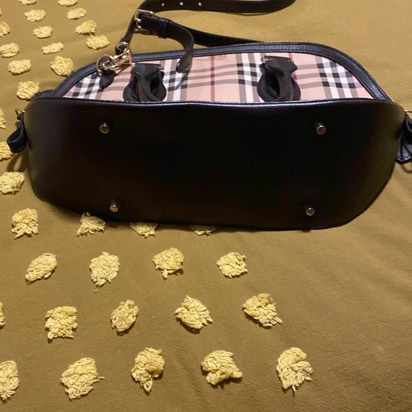 Authentic Burberry Handbag! Great condition! - Picture 2 of 4